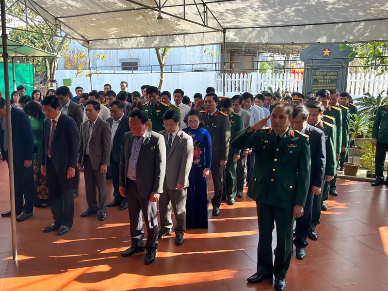 Dâng hương tại nhà thờ gia đình Trung tướng Đồng Sỹ Nguyên - Anh 3