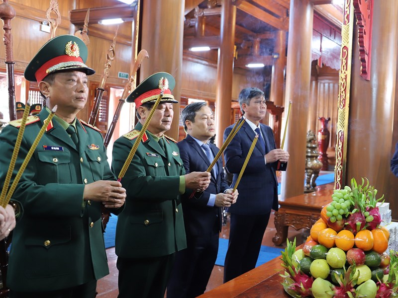 Dâng hương tại nhà thờ gia đình Trung tướng Đồng Sỹ Nguyên - Anh 4