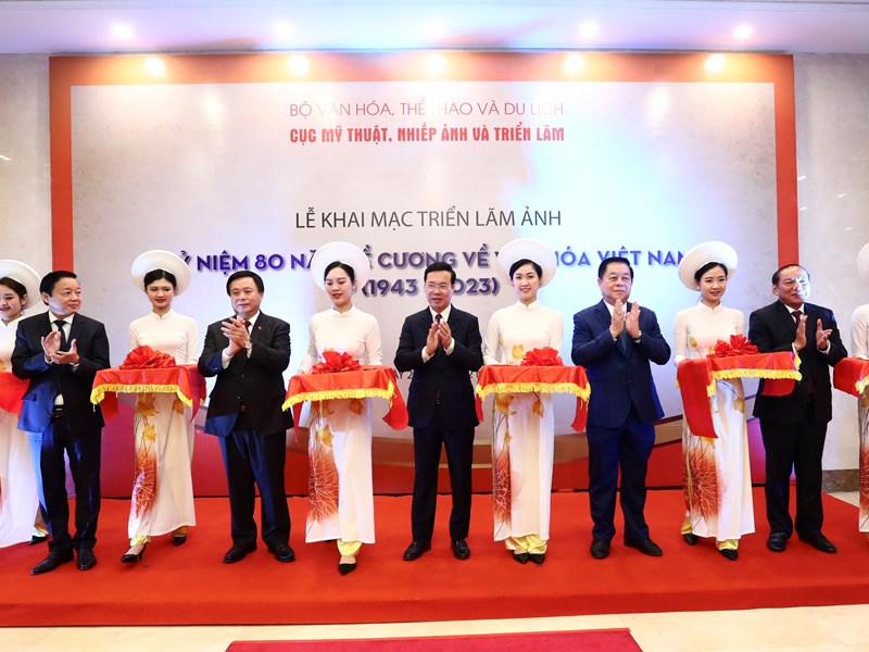 Khai mạc Triển lãm ảnh kỷ niệm 80 năm Đề cương về văn hóa Việt Nam - Anh 2