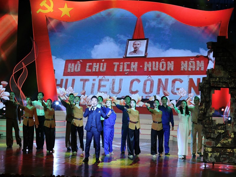 Chương trình nghệ thuật đặc biệt chào mừng 80 năm ra đời Đề cương về văn hóa Việt Nam - Anh 4