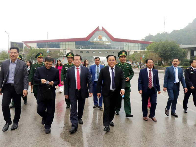 Việt Nam đón đoàn khách du lịch Trung Quốc đầu tiên sau dịch Covid-19 - Anh 1