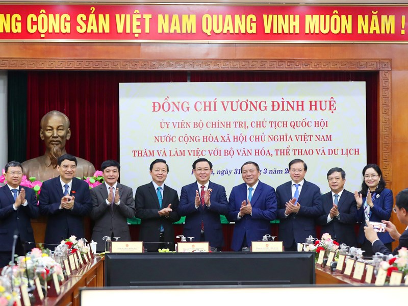 Chủ tịch Quốc hội Vương Đình Huệ: Tiếp tục làm rõ vị trí, vai trò của văn hoá đối với sự phát triển bền vững của đất nước - Anh 2