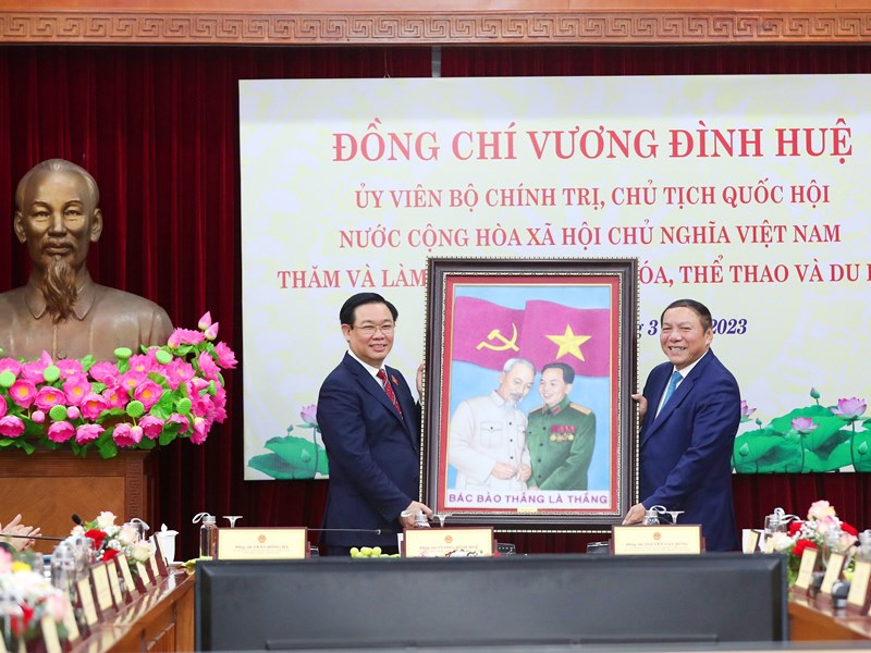 Chủ tịch Quốc hội Vương Đình Huệ: Tiếp tục làm rõ vị trí, vai trò của văn hoá đối với sự phát triển bền vững của đất nước - Anh 10