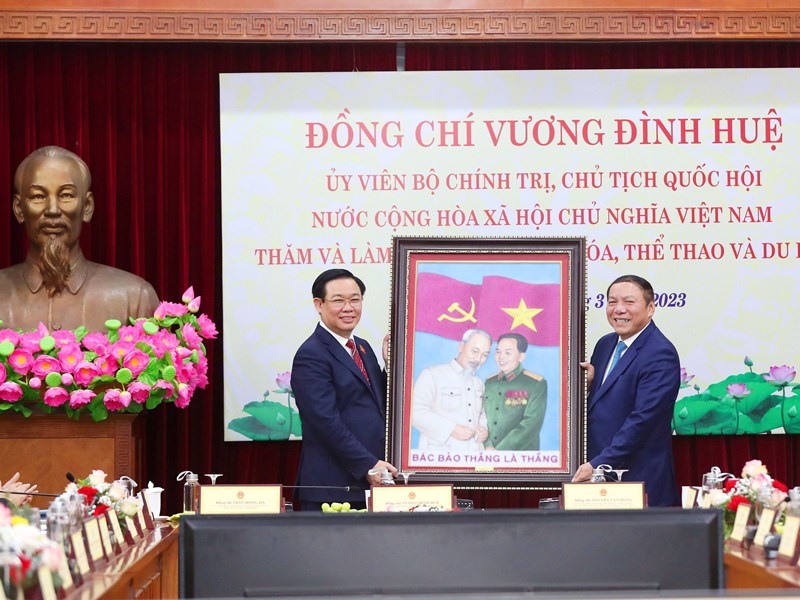 Chủ tịch Quốc hội: Khẩn trương hoàn thiện thể chế, bảo đảm nguồn lực phát triển văn hóa - Anh 10