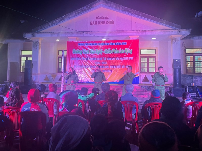 Quảng Bình: Biểu diễn văn nghệ, chiếu phim lưu động tuyên truyền kỷ niệm 80 năm Đề cương về văn hóa Việt Nam - Anh 1