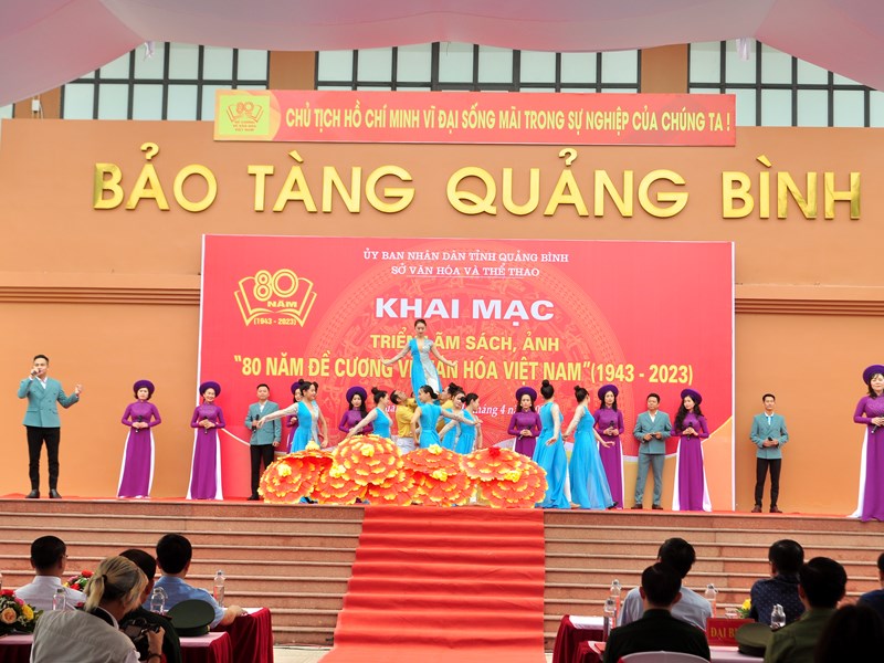 Quảng Bình: Triển lãm ảnh, sách kỷ niệm 80 năm Đề cương về văn hóa Việt Nam - Anh 1