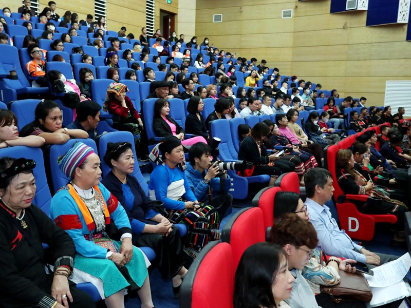 Một xã hội được coi là văn minh nhất định phải được xây dựng trên một nền tảng văn hóa có tinh thần xã hội tiến bộ, nhân văn, lấy con người làm trung tâm của sự phát triển - Anh 3