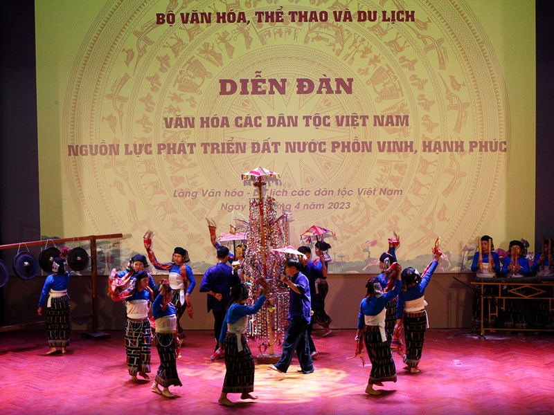 Đưa giá trị văn hoá của cộng đồng các dân tộc trở thành nguồn lực quan trọng cho sự phát triển bền vững của đất nước - Anh 9