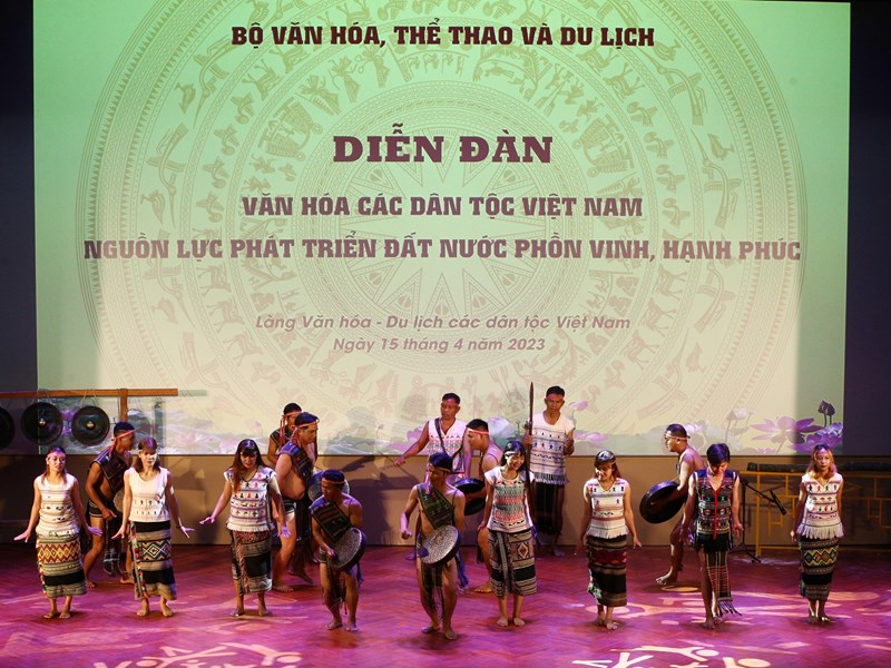 Đưa giá trị văn hoá của cộng đồng các dân tộc trở thành nguồn lực quan trọng cho sự phát triển bền vững của đất nước - Anh 10