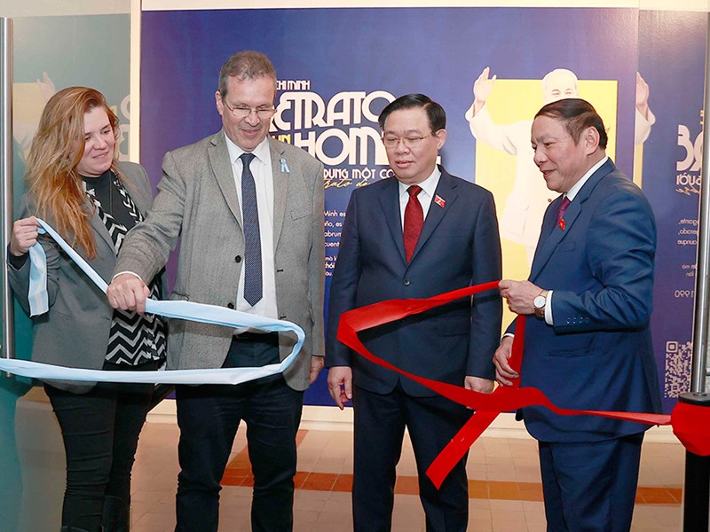 Triển lãm ảnh về Chủ tịch Hồ Chí Minh và chương trình nghệ thuật đặc biệt Việt Nam - Argentina - Anh 1