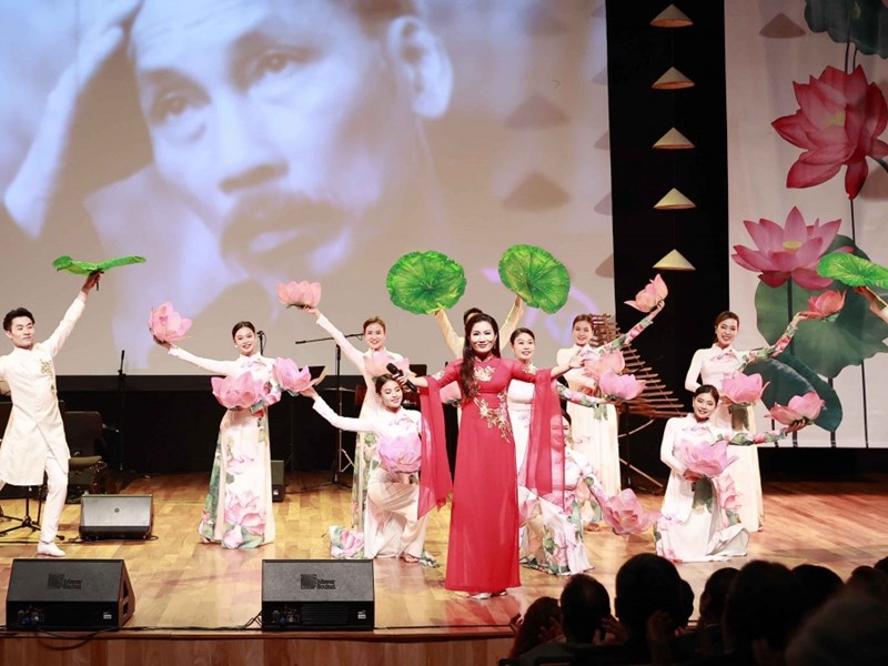 Triển lãm ảnh về Chủ tịch Hồ Chí Minh và chương trình nghệ thuật đặc biệt Việt Nam - Argentina - Anh 5