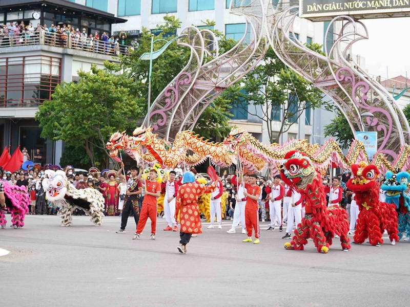 Lễ hội đường phố Đồng Hới thu hút đông đảo du khách - Anh 4