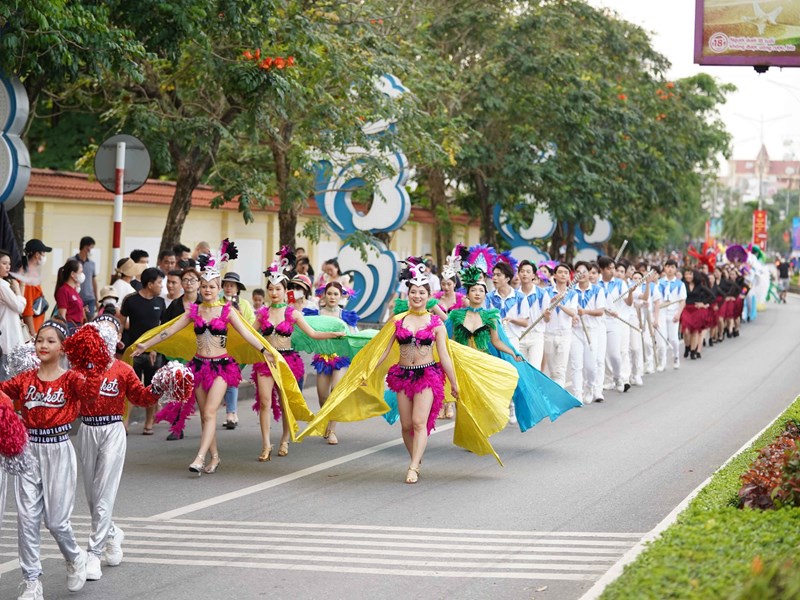Lễ hội đường phố Đồng Hới thu hút đông đảo du khách - Anh 5
