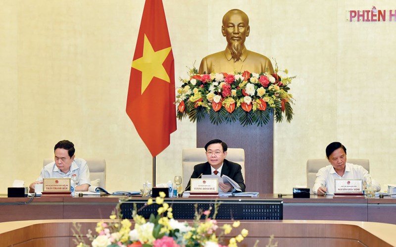 Uỷ ban Thường vụ Quốc hội ủng hộ sửa đổi hai dự án luật liên quan đến xuất, nhập cảnh, góp phần phục hồi và phát triển du lịch - Anh 1