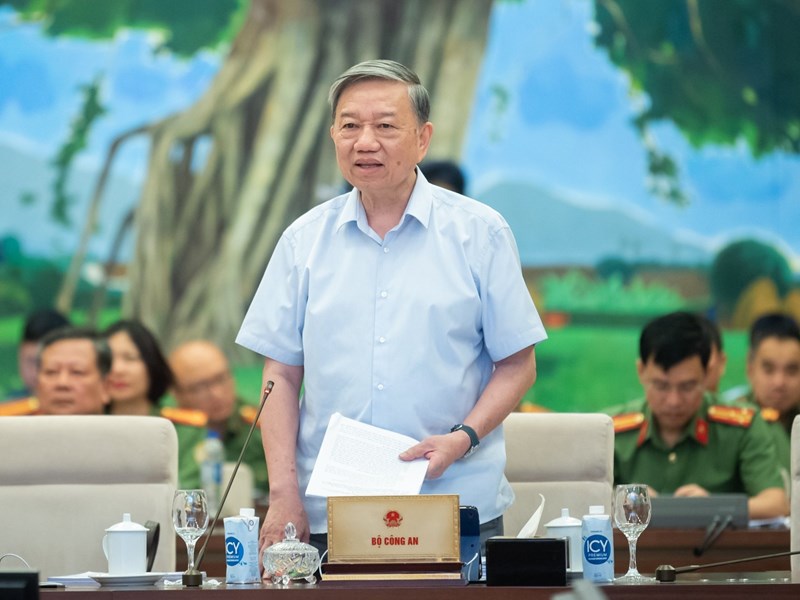 Uỷ ban Thường vụ Quốc hội ủng hộ sửa đổi hai dự án luật liên quan đến xuất, nhập cảnh, góp phần phục hồi và phát triển du lịch - Anh 3
