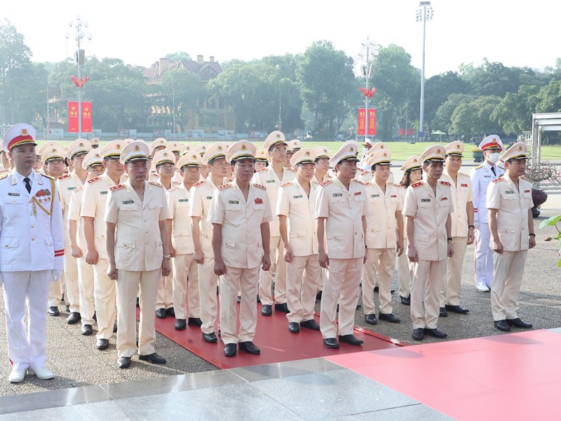 Lãnh đạo Đảng và Nhà nước vào Lăng viếng Chủ tịch Hồ Chí Minh - Anh 5