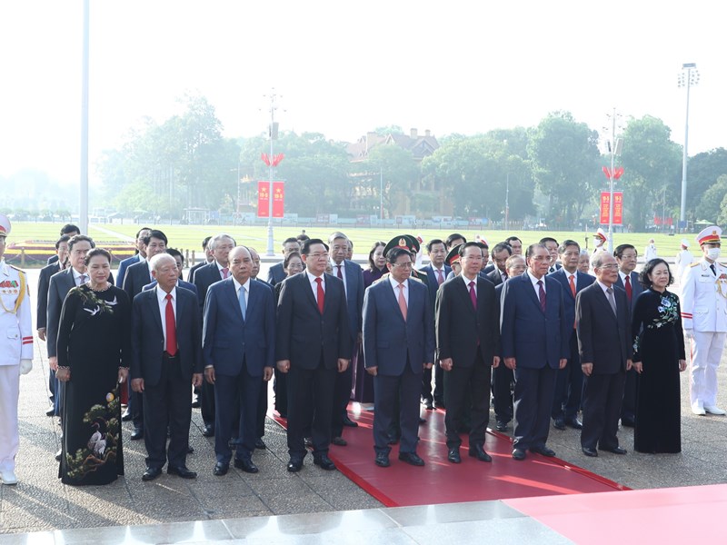 Lãnh đạo Đảng và Nhà nước vào Lăng viếng Chủ tịch Hồ Chí Minh - Anh 2