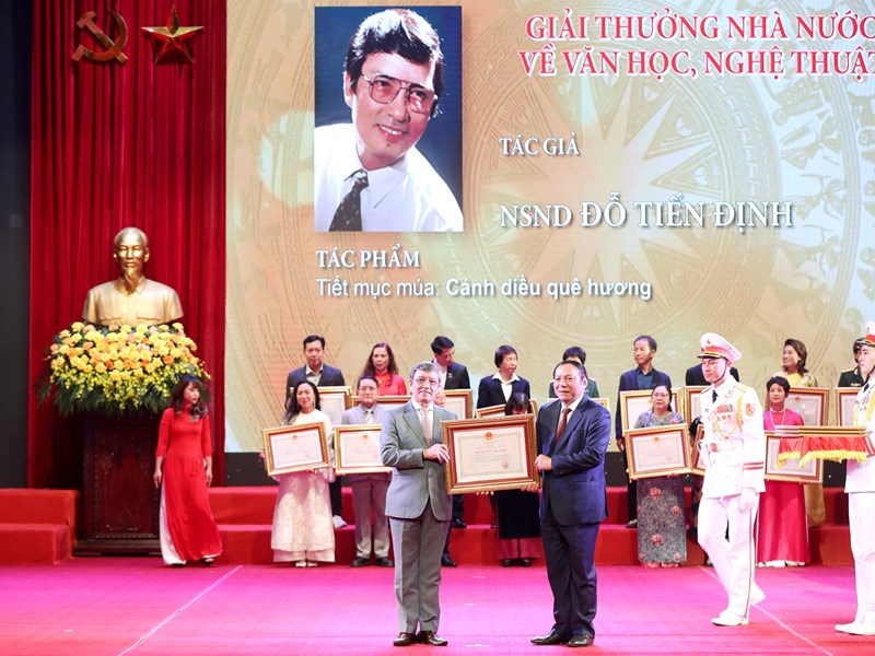 Chủ tịch nước Võ Văn Thưởng: “Đất nước ta cần nhiều hơn nữa các tác phẩm có giá trị cao về tư tưởng và nghệ thuật” - Anh 8
