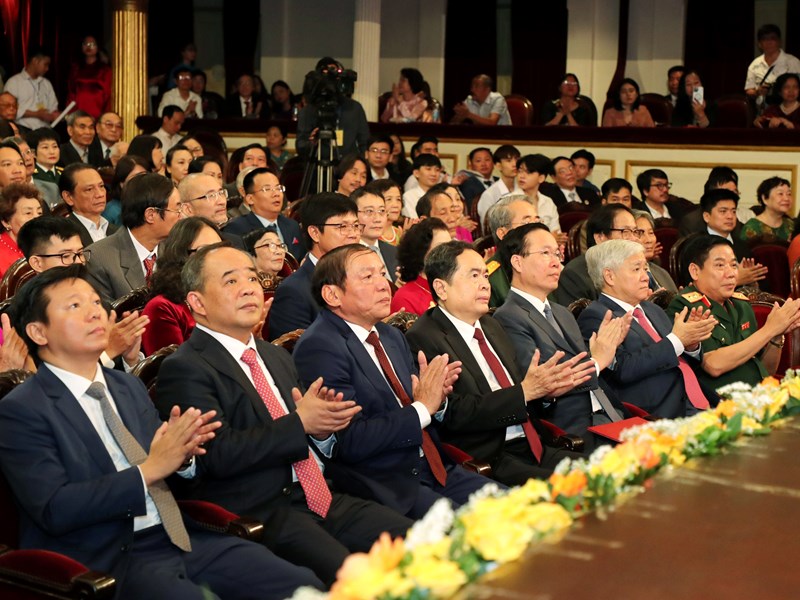 Chủ tịch nước Võ Văn Thưởng: “Đất nước ta cần nhiều hơn nữa các tác phẩm có giá trị cao về tư tưởng và nghệ thuật” - Anh 1