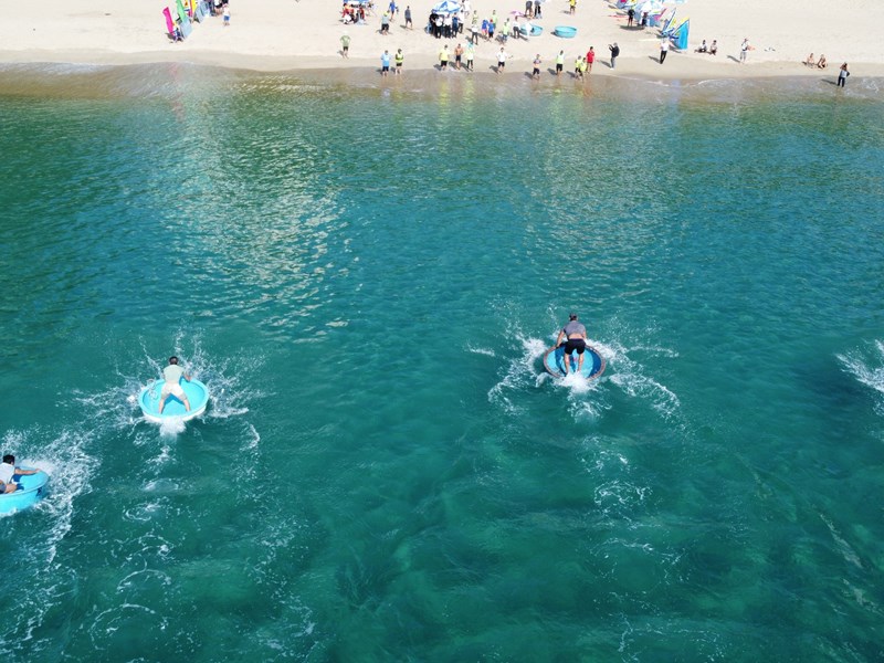 Khánh Hòa: Hấp dẫn bơi biển, lắc thúng trong khuôn khổ Festival Biển Nha Trang 2023 - Anh 3