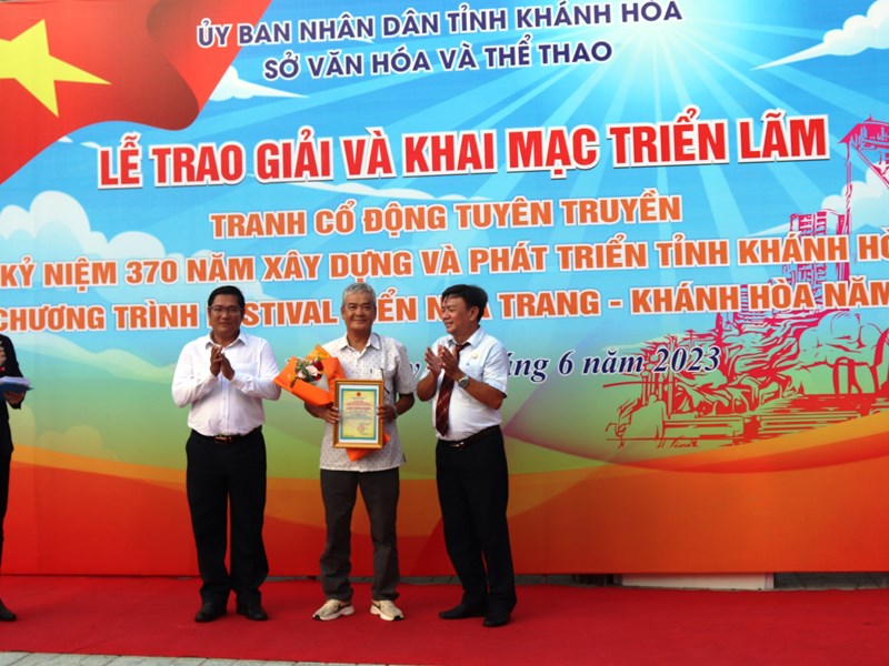 Triển lãm tranh cổ động 370 năm xây dựng, phát triển Khánh Hòa - Anh 1