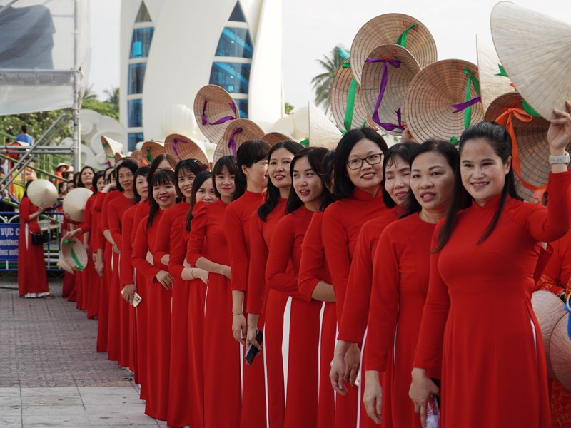 Khánh Hoà: Thướt tha áo dài truyền thống xuống phố - Anh 3