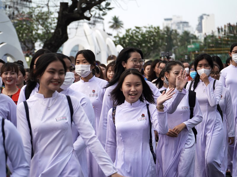 Khánh Hoà: Thướt tha áo dài truyền thống xuống phố - Anh 5