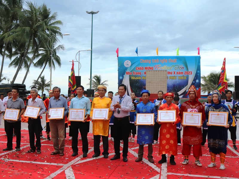 Khánh Hòa: Hội thi cờ người thu hút đông đảo người dân, du khách - Anh 2