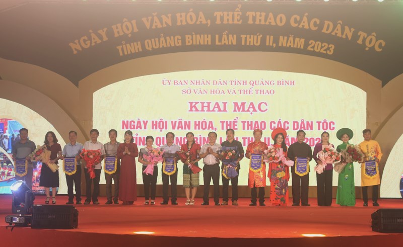 Tôn vinh bản sắc văn hóa, thể thao truyền thống các dân tộc Quảng Bình - Anh 1