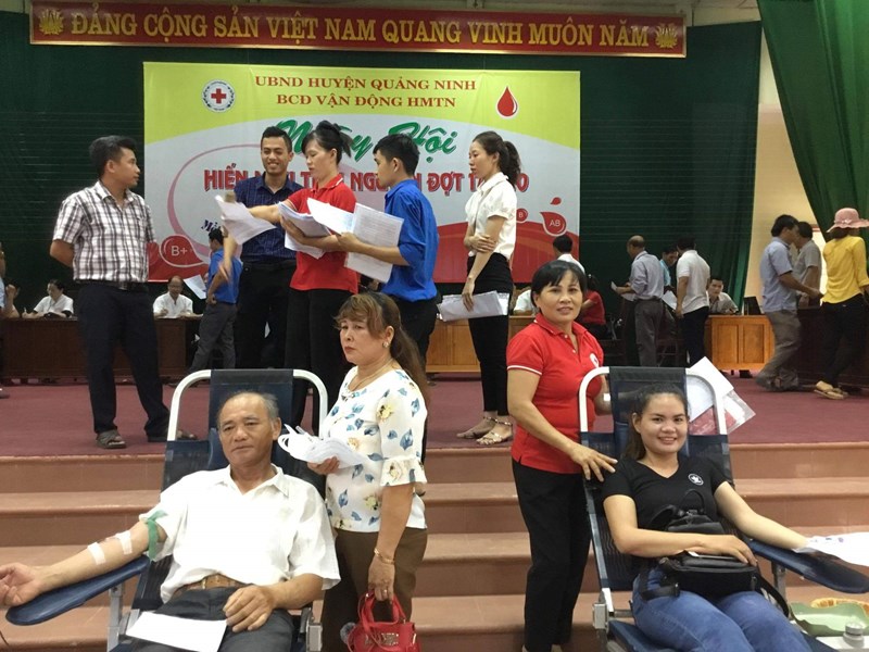 Cả gia đình “cùng nghiện” hiến máu tình nguyện - Anh 1