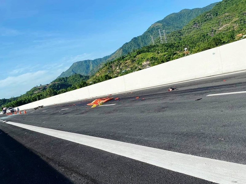 Xe khách tông xe tải trên cao tốc Nha Trang - Cam Lâm, hai người tử vong - Anh 2