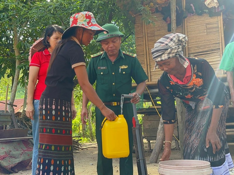 Trao tặng giếng nước, đèn điện cho đồng bào Ma Coong - Anh 1