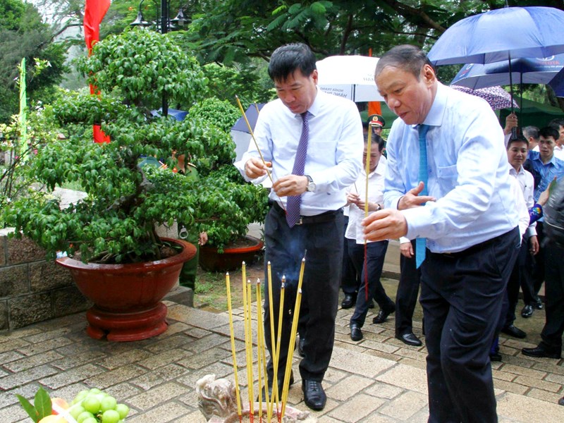 Chủ tịch nước Võ Văn Thưởng dâng hương tưởng niệm các Anh hùng liệt sĩ tại Nghĩa trang Hàng Dương - Anh 5