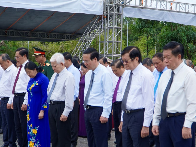 Chủ tịch nước Võ Văn Thưởng dâng hương tưởng niệm các Anh hùng liệt sĩ tại Nghĩa trang Hàng Dương - Anh 2