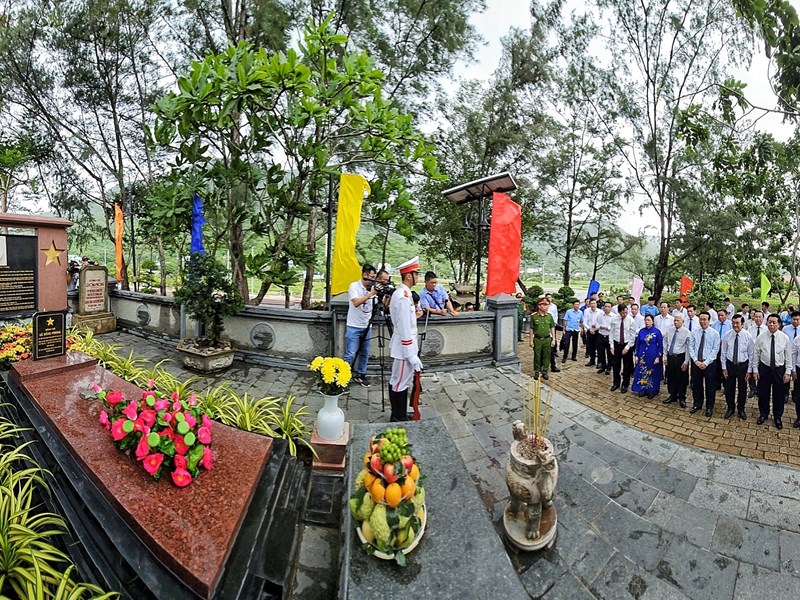 Chủ tịch nước Võ Văn Thưởng dâng hương tưởng niệm các Anh hùng liệt sĩ tại Nghĩa trang Hàng Dương - Anh 3