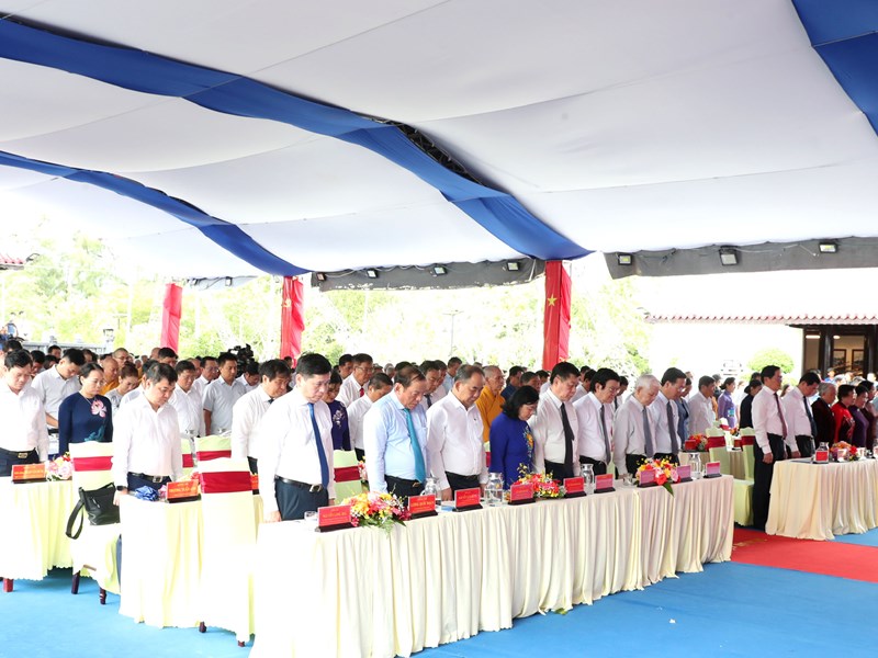 Chủ tịch nước nguyện chuông khai lễ Lễ giỗ các Anh hùng liệt sĩ hi sinh tại Côn Đảo - Anh 7
