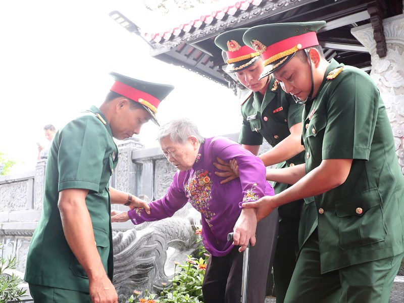 Chủ tịch nước nguyện chuông khai lễ Lễ giỗ các Anh hùng liệt sĩ hi sinh tại Côn Đảo - Anh 11