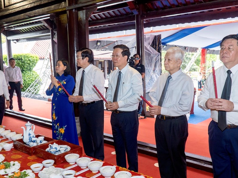 Chủ tịch nước nguyện chuông khai lễ Lễ giỗ các Anh hùng liệt sĩ hi sinh tại Côn Đảo - Anh 2