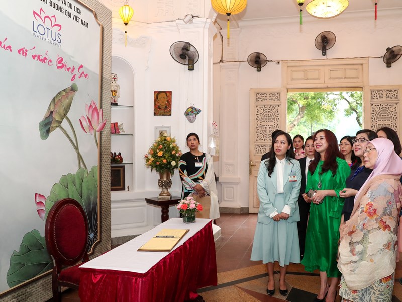 Phu nhân Thủ tướng Việt Nam và Malaysia thưởng thức múa rối nước - Anh 1