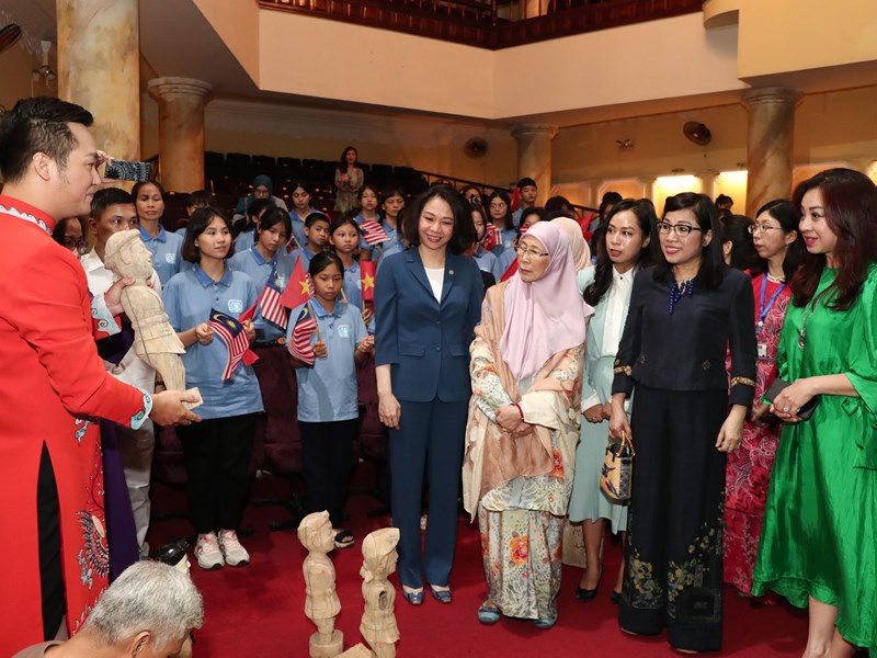 Phu nhân Thủ tướng Việt Nam và Malaysia thưởng thức múa rối nước - Anh 2