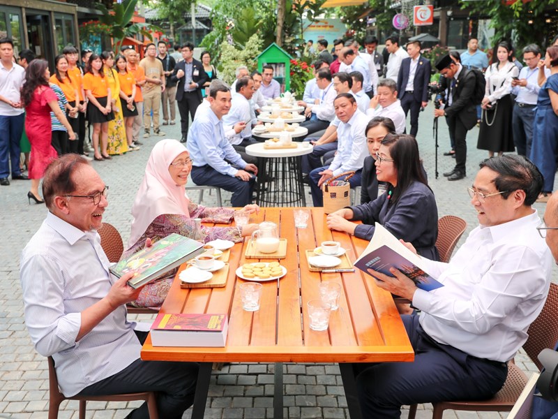 Thủ tướng Phạm Minh Chính và Thủ tướng Malaysia cùng thăm phố sách, thưởng thức cà phê - Anh 8