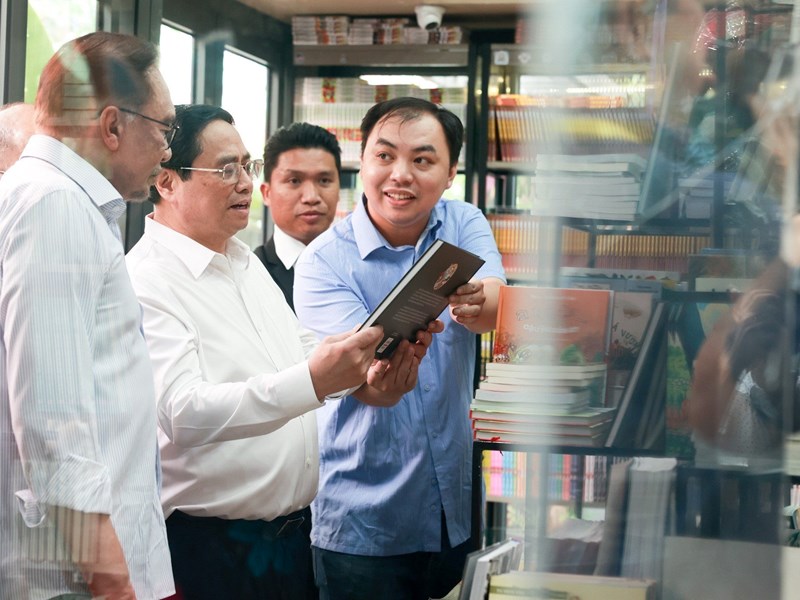 Thủ tướng Phạm Minh Chính và Thủ tướng Malaysia cùng thăm phố sách, thưởng thức cà phê - Anh 3
