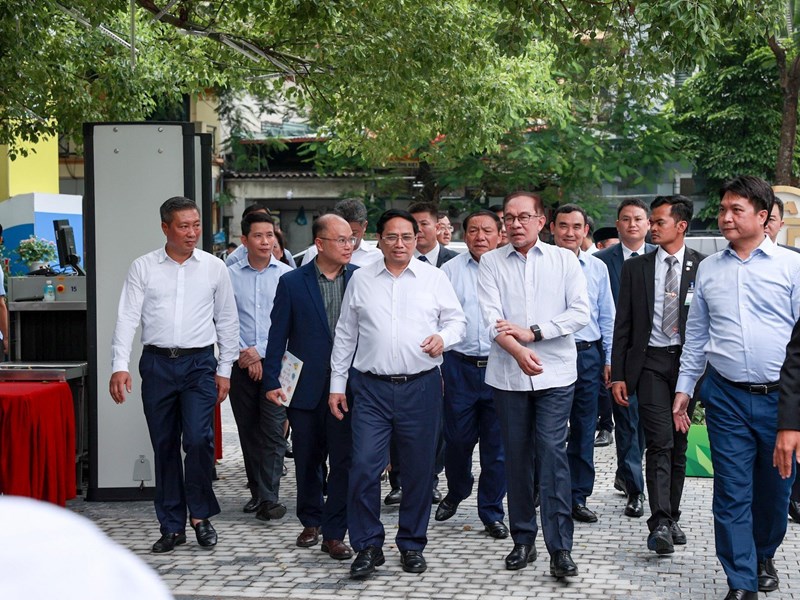 Thủ tướng Phạm Minh Chính và Thủ tướng Malaysia cùng thăm phố sách, thưởng thức cà phê - Anh 2