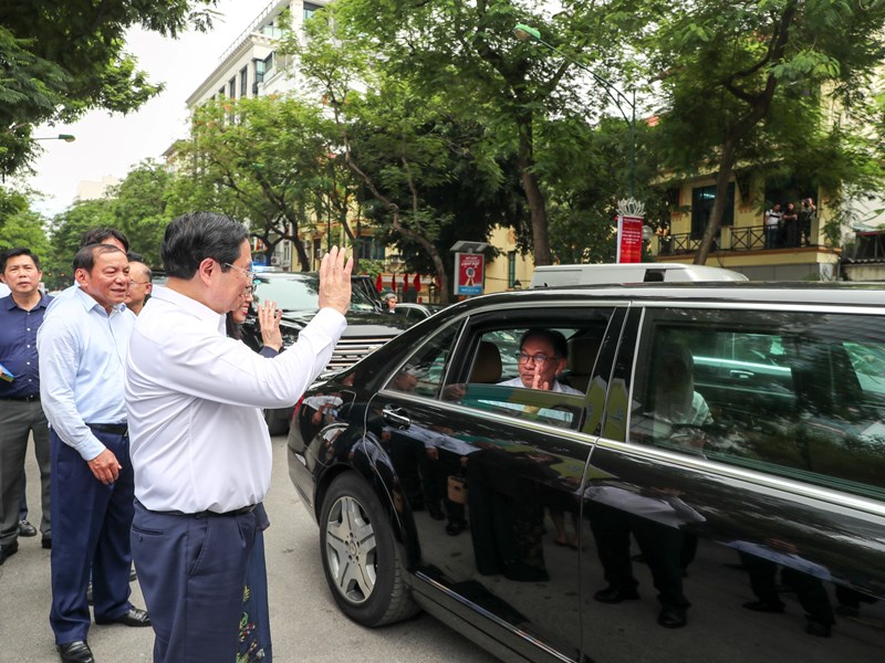 Thủ tướng Phạm Minh Chính và Thủ tướng Malaysia cùng thăm phố sách, thưởng thức cà phê - Anh 10