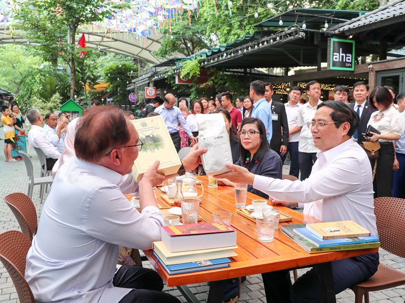 Thủ tướng Phạm Minh Chính và Thủ tướng Malaysia cùng thăm phố sách, thưởng thức cà phê - Anh 6