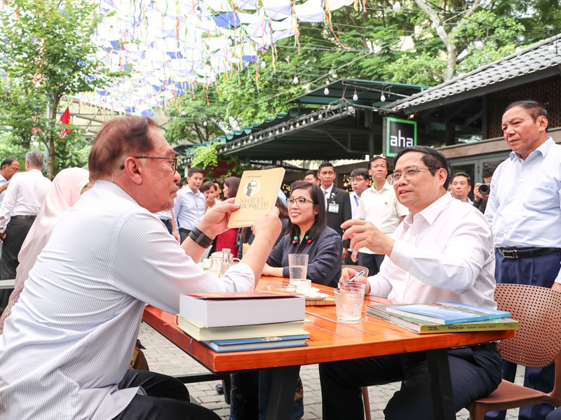Thủ tướng Phạm Minh Chính và Thủ tướng Malaysia cùng thăm phố sách, thưởng thức cà phê - Anh 4