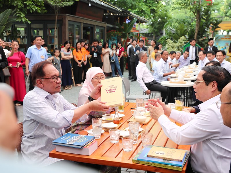 Thủ tướng Phạm Minh Chính và Thủ tướng Malaysia cùng thăm phố sách, thưởng thức cà phê - Anh 5
