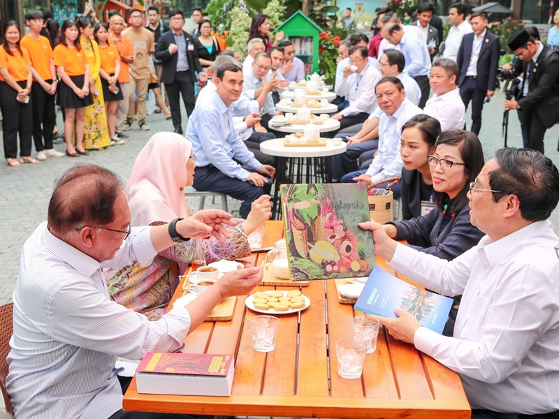 Thủ tướng Phạm Minh Chính và Thủ tướng Malaysia cùng thăm phố sách, thưởng thức cà phê - Anh 7
