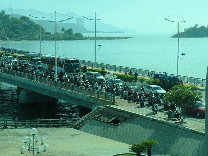 Khánh Hòa: Sẽ xây dựng bãi đỗ xe, hạn chế xe du lịch 29 chỗ vào Nha Trang - Anh 1