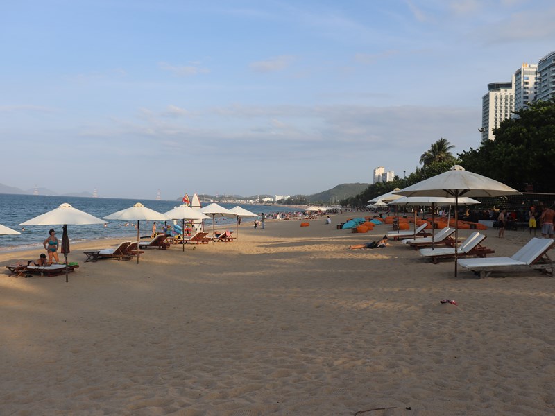 Khánh Hòa: Chỉ được đặt ghế, dù kinh doanh trên bãi biển Nha Trang từ 8 giờ đến 16 giờ - Anh 1